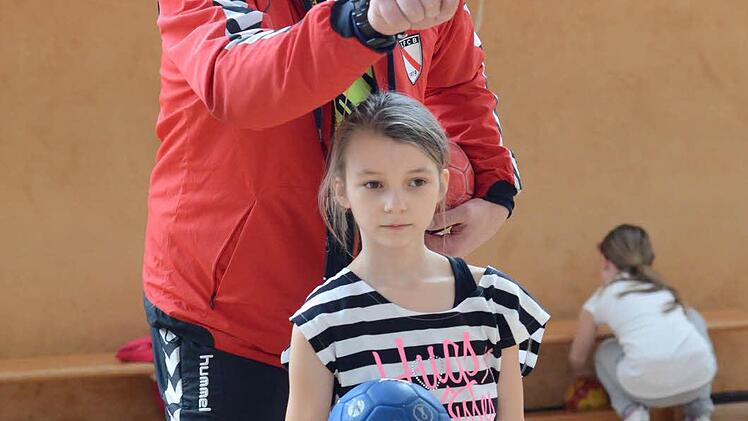 Ein Leben für den Handballsport: Klaus Sieß im Unterricht im Rahmen des Projektes "Sport nach 1". Foto: Jürgen Schmitt