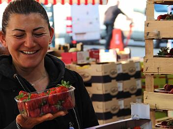 Hülya Durmus weiß, was ihre Kunden erwarten: Erdbeeren - aus Deutschland - kauft sie jeden Tag frisch auf dem Großmarkt in Nürnberg ein. Fotos: Sarah Dann