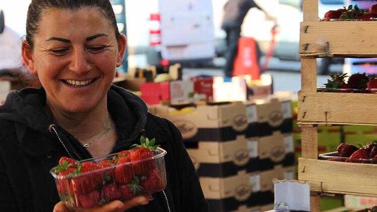 Hülya Durmus weiß, was ihre Kunden erwarten: Erdbeeren - aus Deutschland - kauft sie jeden Tag frisch auf dem Großmarkt in Nürnberg ein. Fotos: Sarah Dann