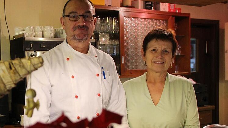 Willie und Carola Schneider wollen das Landgasthaus zum Hirschen in Ebenhausen verkaufen.
