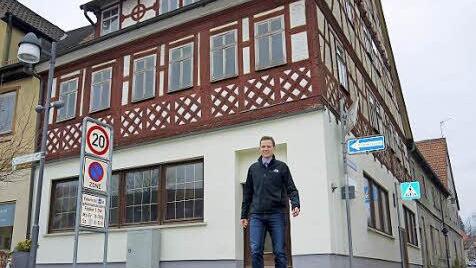 Dank ein bisschen Farbe schaut der "Löwe" nun so aus, dass sich Bürgermeister Tobias Ehrlich beim Blick aus dem Rathaus-Fenster wenigstens nicht mehr schämen muss.