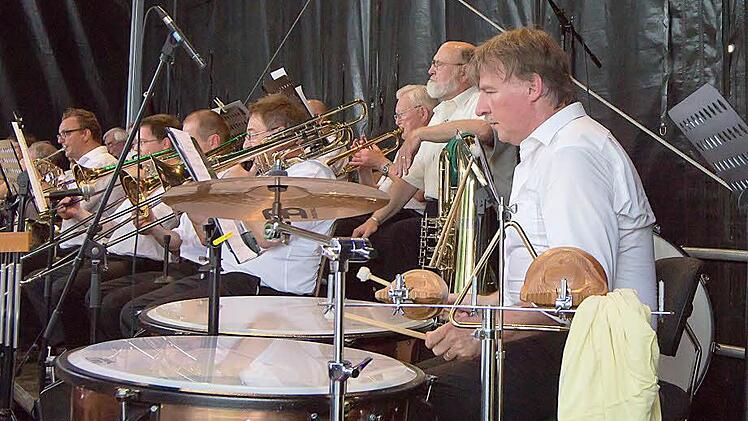 Impressionen vom Open-Air-Konzert mit dem Orchester der "Gesellschaft der Musikfreunde Neustadt".Foto: Albert Höchstädter