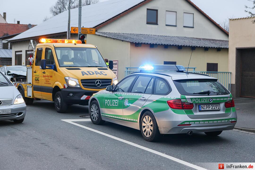 Ampel an Kreuzung ausgefallen - Zwei Pkw kollidieren in Obermichelbach