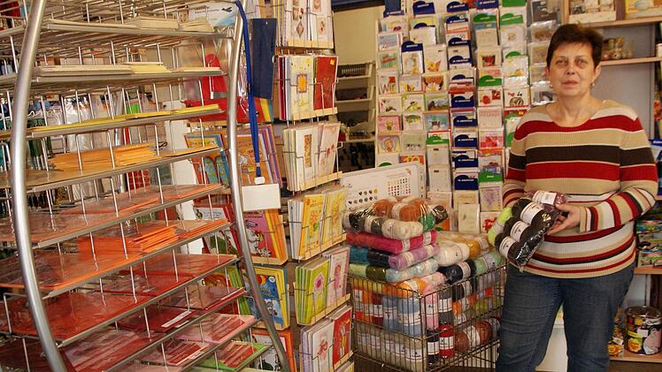 Schreib- und Papierwaren Neumann verfügt nicht nur über ein breites Sortiment an Schul- und Bürobedarf - auch für all jene, die gerne stricken, sticken oder häkeln, lohnt sich ein Besuch im Laden.  Foto: Mario Deller
