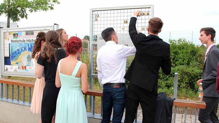 Alle 179 Schüler haben Schlösser befestigt, um nicht in Vergessenheit zu geraten.