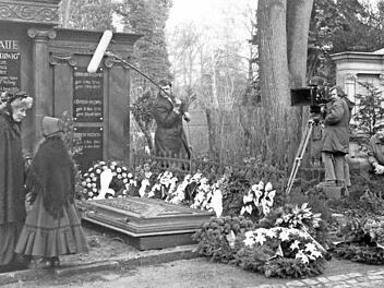 Brigitte Horney (links) auf dem Coburger Friedhof - rechts im Bild: Regisseur Herbert Ballmann.  Foto: CT-Archiv