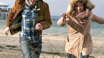 Wer an einem frostklaren Wintertag einen langen Strandspaziergang unternimmt, weiß, wie erholsam ein Ostseeurlaub ist. Foto: djd/www.ostsee-schleswig-holstein.de