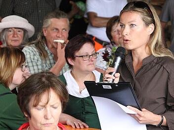 Jurymitglied Dorit Bollmann spricht vor der Untermerzbacher Dorfgemeinschaft über die Eindrücke, die sie von dem Ort gewonnen hat. Fotos: Andreas Lösch