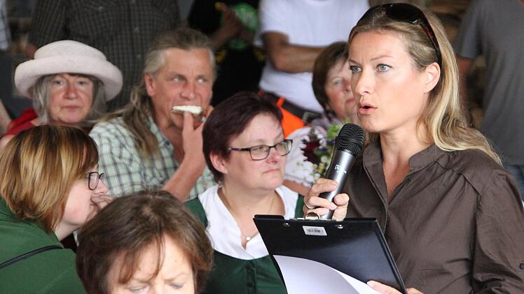 Jurymitglied Dorit Bollmann spricht vor der Untermerzbacher Dorfgemeinschaft über die Eindrücke, die sie von dem Ort gewonnen hat. Fotos: Andreas Lösch
