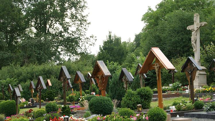 Eine besondere Würde strahlt der Friedhof in Dippach aus, wo ausschließlich Kreuze die Gräber schmücken.  Fotosd: Sabine Weinbeer