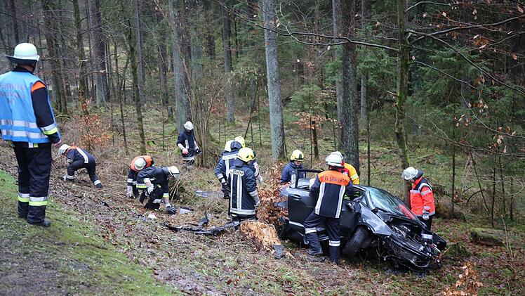 Tragischer Unfall an der Landkreisgrenze Kulmbach/Kronach. Ein 19-Jähriger ist beim Zusammenprall mit einem Baumstumpf ums Leben gekommen. Foto: News5/Fricke