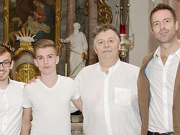 Marcel Seuffert (von links),  Lucas Schulz, Rudolph Karg und Marcus Karg geben ihr erstes Konzert in Löffelsterz. Auf dem Foto fehlt: Anabel Zambrano. Foto: Philipp Bauernschubert