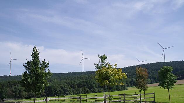 Von den f&uuml;nf Windr&auml;dern des Windparks Hain stehen drei auf Gemeindegebiet. Diese erzeugen 15 Millionen Kilowattstunden Strom pro Jahr.Archiv