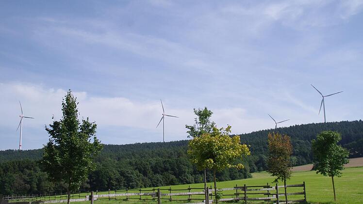 Von den fünf Windrädern des Windparks Hain stehen drei auf Gemeindegebiet. Diese erzeugen 15 Millionen Kilowattstunden Strom pro Jahr.Archiv