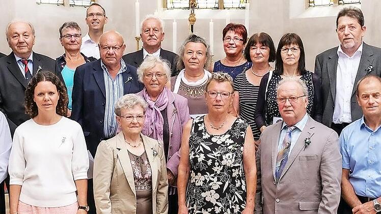 Diese Männer und Frauen feierten in Burgpreppach ihre Jubelkonfirmation. Foto: Adrian Price