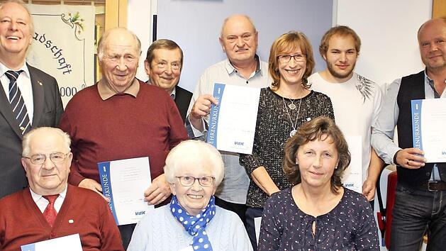 Die Geehrten mit Kreisvorsitzenden Heinz Wittmann: Georg Reuder, Rudolf Klerner, Karl-Heinz Schlottke, Heike Schulz, Jan Eichhorn und Michael Hillebrand. Sitzend v. l. n. r.: Willibald K&ouml;stner, Melanie Mattausch und Barbara Schlottke Foto: Roland Dietz