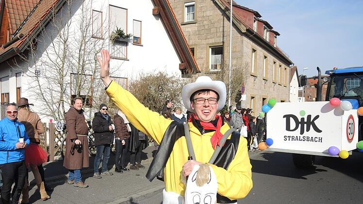 Stralsbach kam mit Lucky Luke und der DJK, die ihr 50-jähriges Jubiläum thematisierte.      Bernd Czelustek