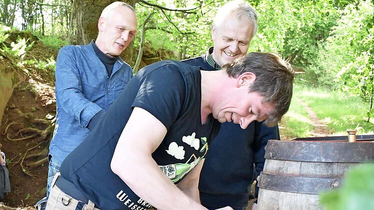 Seit dem "Reinheitsgebot"-Jubiläum trifft sich die Dorfgemeinschaft Weißenohe regelmäßig, um die im Eichenfass gelagerten Biere anzustechen; von links im Bild sind der Chef der Klosterbrauerei, Urban Winkler, Braumeister Martin Pelikan und Zweiter Bürgermeister Raimund Schwarz. Foto: Malbrich