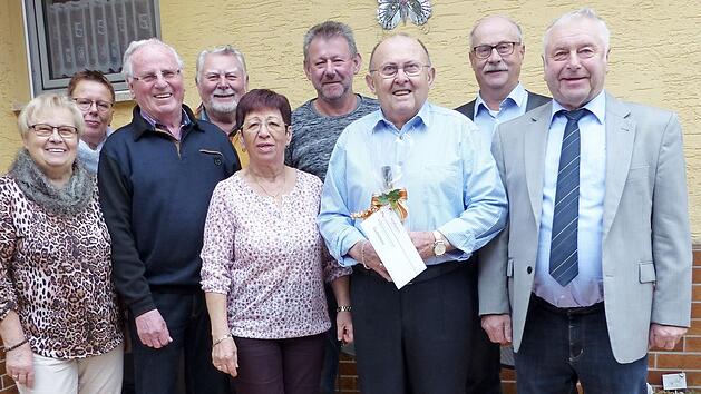 Hans Mittler (Dritter von rechts) feierte 80. Geburtstag. Mit im Bild (von links) Gerti Teuner, Sonja Sch&uuml;tz, Altb&uuml;rgermeister Dieter Oertel, Erwin Teuner, Ehefrau Ingrid Mittler, Thomas Sp&ouml;rl, Siegfried Sesselmann und Zweiter B&uuml;rgermeister Fritz R&ouml;sch Foto: Klaus-Peter Wulf