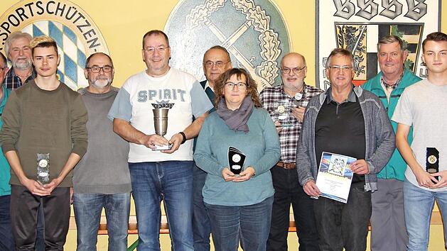 Obmann G&uuml;nther Knauer (links) zeichnete die Sieger der einzelnen Klassen des Rundenwettkampfs 2019/2020 mit Urkunden und Troph&auml;en aus. Gewinner des Wanderpokals der Freihandsch&uuml;tzen ist Bernd Schneider (F&uuml;nfter von links). Foto: Alexandra Kemnitzer