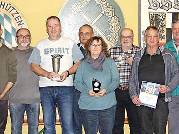 Obmann G&uuml;nther Knauer (links) zeichnete die Sieger der einzelnen Klassen des Rundenwettkampfs 2019/2020 mit Urkunden und Troph&auml;en aus. Gewinner des Wanderpokals der Freihandsch&uuml;tzen ist Bernd Schneider (F&uuml;nfter von links). Foto: Alexandra Kemnitzer