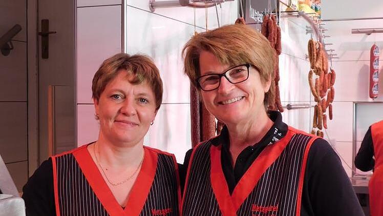Petra Schonath (r.) mit einer Mitarbeiterin in ihrer Metzgerei die Stellung.   Foto: Verena Stephan