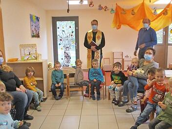 Die Kinder der Notgruppe "Schwalbennest" mit ihren Erzieherinnen, Pater Ludwig Mazur und Kirchenpfleger Georg Lang  Foto: Thomas Weichert