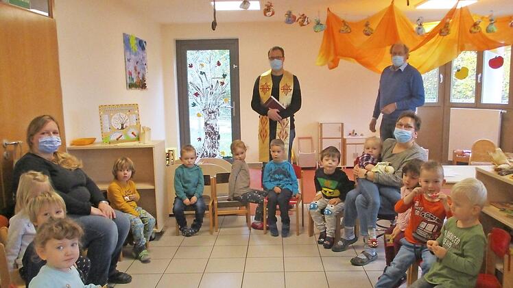 Die Kinder der Notgruppe "Schwalbennest" mit ihren Erzieherinnen, Pater Ludwig Mazur und Kirchenpfleger Georg Lang  Foto: Thomas Weichert