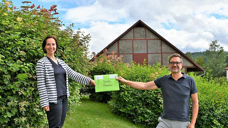 Ulrike Schade (Thüringer Verwaltung Unesco-Biosphärenreservat Rhön) und Bertram Vogel (Rhön GmbH) freuen sich über die rege Teilnahme beim Fotowettbewerb. Foto: Anna-Lena Bieneck