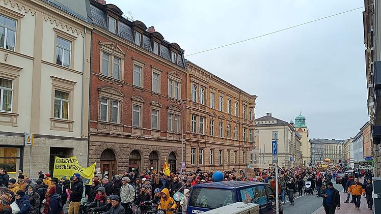 Große Demo in Bamberg: Tausende Menschen ziehen durch die Straßen