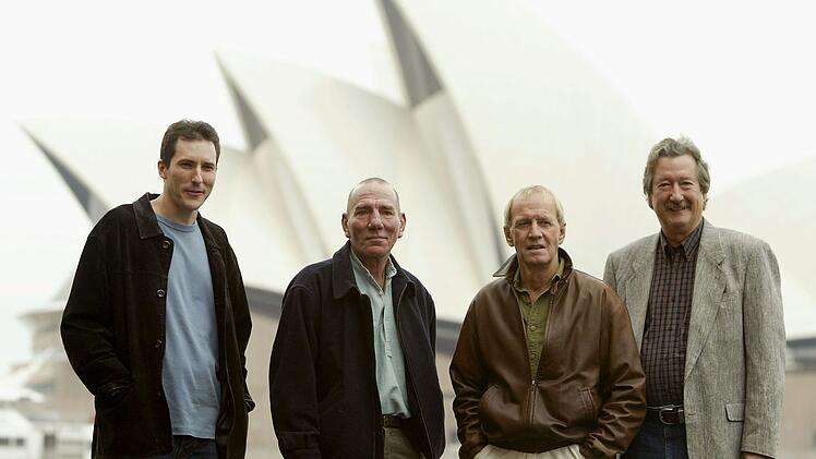 In seiner Heimat blieb Paul Hogan (zweiter von rechts) stets ein gefragter Star: Die Kom&ouml;die "Schr&auml;ge Bettgesellen", in der eine der Hauptrollen spielte, war der erfolgreichste australische Film 2004.