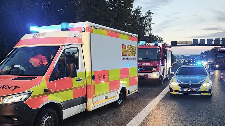 Mann kommt mit Auto von A9 bei N&uuml;rnberg ab