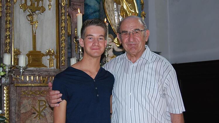 Mesner Willi Preusch (r.) und Ministrant Martin Höhn