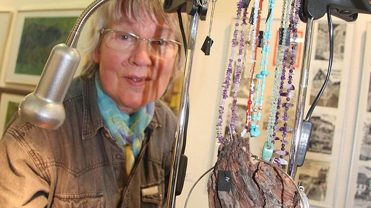 Karin Bannert stellte bei der Kunstmesse vor Weihnachten Unikat-Schmuck aus.
