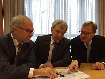 Der Verwaltungsrat der Sparkasse hat entschieden: Dennoch gibt es unterschiedliche Auffassungen zwischen dem Bamberger Sparkassendirektor Konrad Gottschall und Landrat Johann Kalb sowie OB Andreas Starke (v.l.).  Foto: M. Wehner