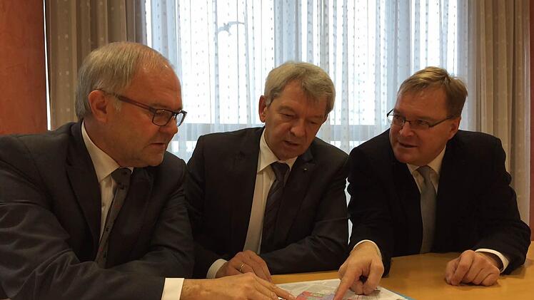 Der Verwaltungsrat der Sparkasse hat entschieden: Dennoch gibt es unterschiedliche Auffassungen zwischen dem Bamberger Sparkassendirektor Konrad Gottschall und Landrat Johann Kalb sowie OB Andreas Starke (v.l.).  Foto: M. Wehner
