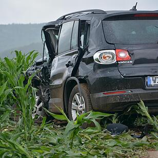 Ein Toter und zwei Schwerverletzte bei Vorfahrtsunfall