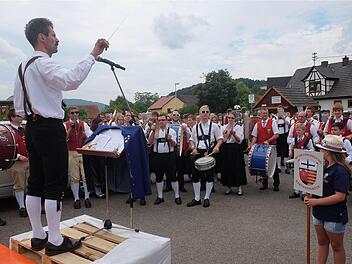 Reiner Schmitt dirigierte die acht Kapellen vom Sternmarsch zum gemeinsamen Konzert. Fotos: Gerd Schaar