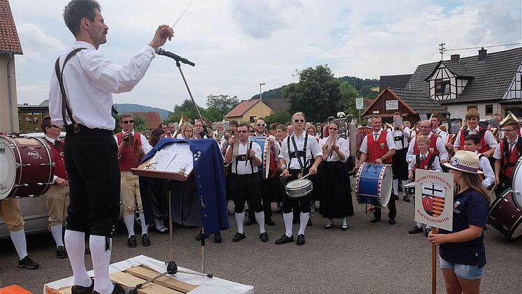Reiner Schmitt dirigierte die acht Kapellen vom Sternmarsch zum gemeinsamen Konzert. Fotos: Gerd Schaar