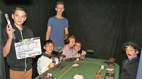 Zu einer Pokerrunde gehört auch ein hartes Getränk. Die Gruppe mit Betreuer Moritz Rakutt (hinten stehend) dreht den Film "Ass im Ärmel”.