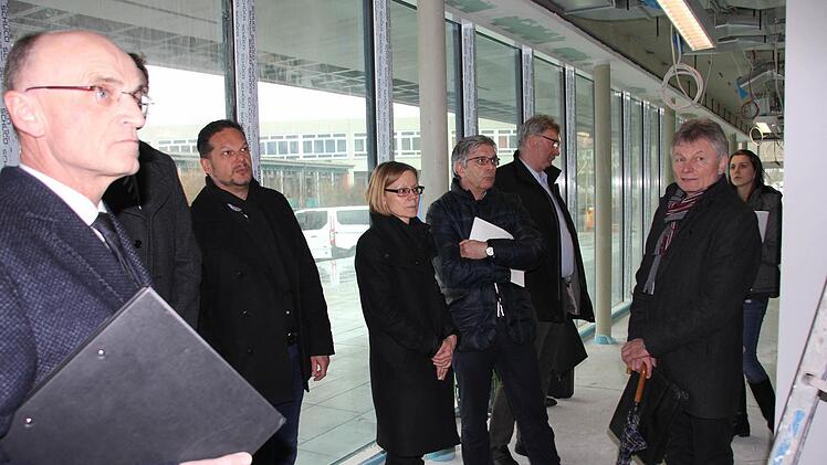 Kritischer Blick des Landrats (links) im Eingangsbereich.