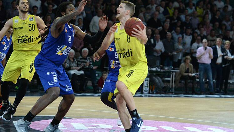 Nate Linhart gegen Shaquille Goodwin. Foto: Peter Mularczyk