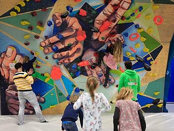 Viele Aktivitäten dürfen die Besucher auf der Freizeitmesse selbst ausprobieren. Zum Beispiel Bouldern. Foto: Freizeit Messe Nürnberg