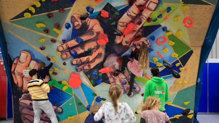 Viele Aktivitäten dürfen die Besucher auf der Freizeitmesse selbst ausprobieren. Zum Beispiel Bouldern. Foto: Freizeit Messe Nürnberg