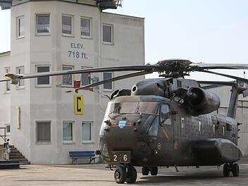 Der verunglückte Transporthubschrauber der Bundeswehr vor dem beschädigten Tower des Flugplatzes Haßfurt Fotos: Barbara Herbst
