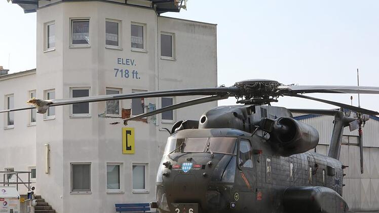 Der verunglückte Transporthubschrauber der Bundeswehr vor dem beschädigten Tower des Flugplatzes Haßfurt Fotos: Barbara Herbst