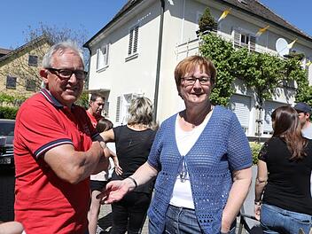Christl und Theodor Hastreiter schauen sich als echte Buttenheimer den Festzug an und feiern danach im Festzelt mit. Foto: Barbara Herbst