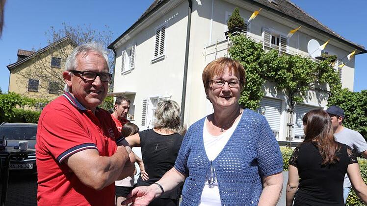 Christl und Theodor Hastreiter schauen sich als echte Buttenheimer den Festzug an und feiern danach im Festzelt mit. Foto: Barbara Herbst