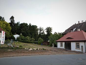 Auf diesem Grundstück in der Nähe des früheren Schulhauses (rechts) soll eine Einfamilienwohnhaus mit Garage und Carport errichtet werden, das aber nicht der örtlichen Gestaltungssatzung der Gemeinde Neudrossenfeld entspricht. Werner Reißaus