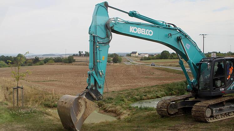 Am Knotenpunkt der HAS 26 mit der Staatsstraße 2274 zwischen Schindelsee und Dankenfeld. Hier stehen die Baumaschinen schon bereit zum Start in der kommenden Woche.Günther Geiling